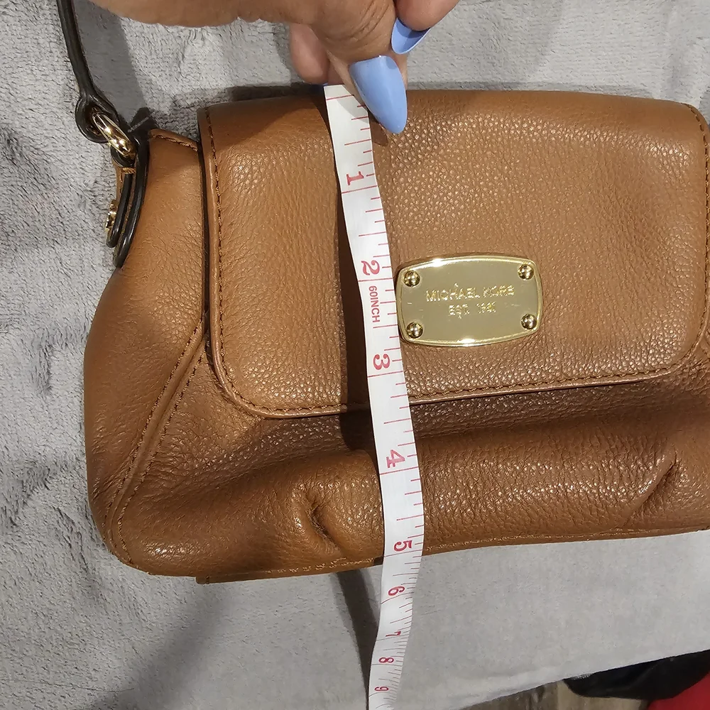 MICHAEL KORS Small Crossbody Bag / Tan Leather - Picture 13 of 16